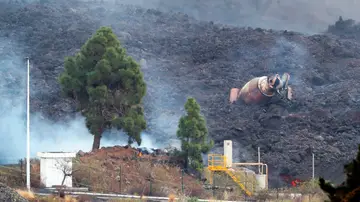 Una hormigonera sepultada por la lava Una hormigonera sepultada por la lava