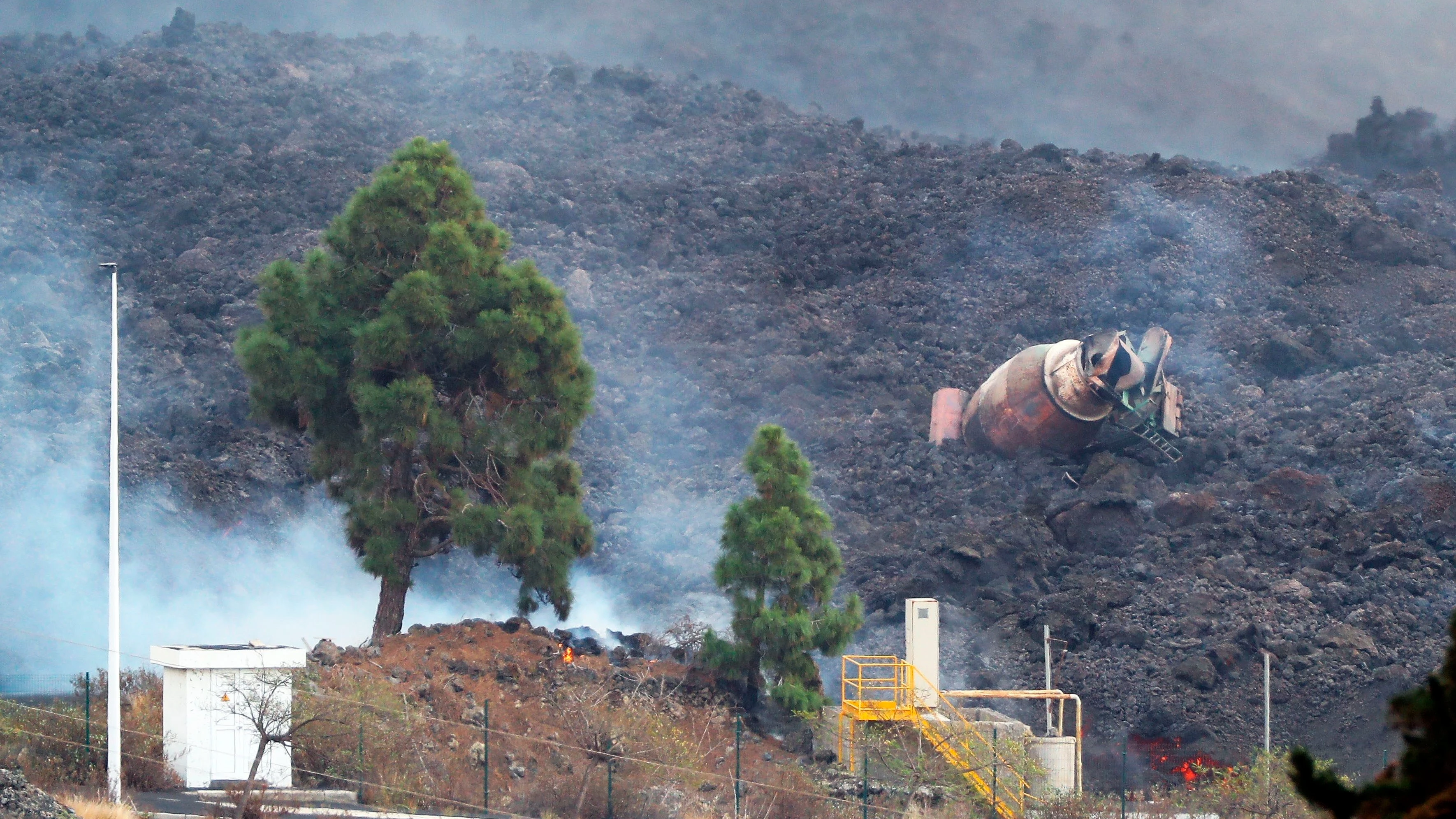Una hormigonera sepultada por la lava Una hormigonera sepultada por la lava