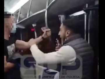 Un hombre le da una paliza a un policía en un autobús de Zaragoza por llamarle la atención al ir sin mascarilla