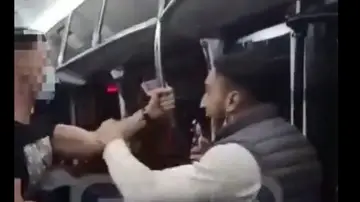 Un hombre le da una paliza a un policía en un autobús de Zaragoza por llamarle la atención al ir sin mascarilla Un hombre le da una paliza a un policía en un autobús de Zaragoza por llamarle la atención al ir sin mascarilla