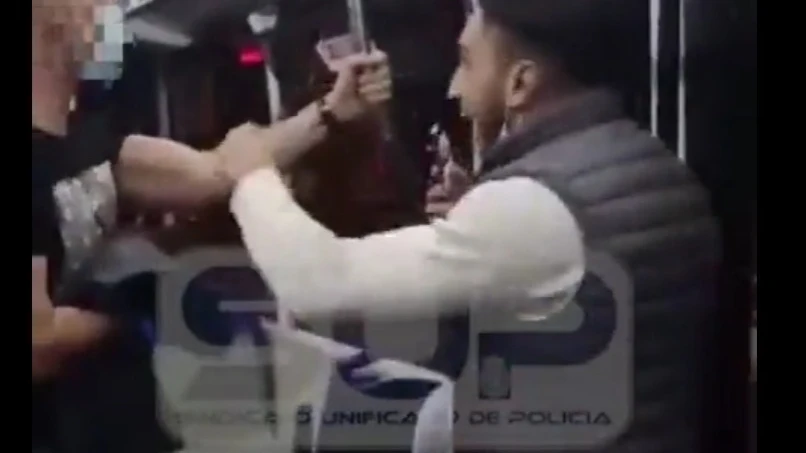 Un hombre le da una paliza a un policía en un autobús de Zaragoza por llamarle la atención al ir sin mascarilla Un hombre le da una paliza a un policía en un autobús de Zaragoza por llamarle la atención al ir sin mascarilla