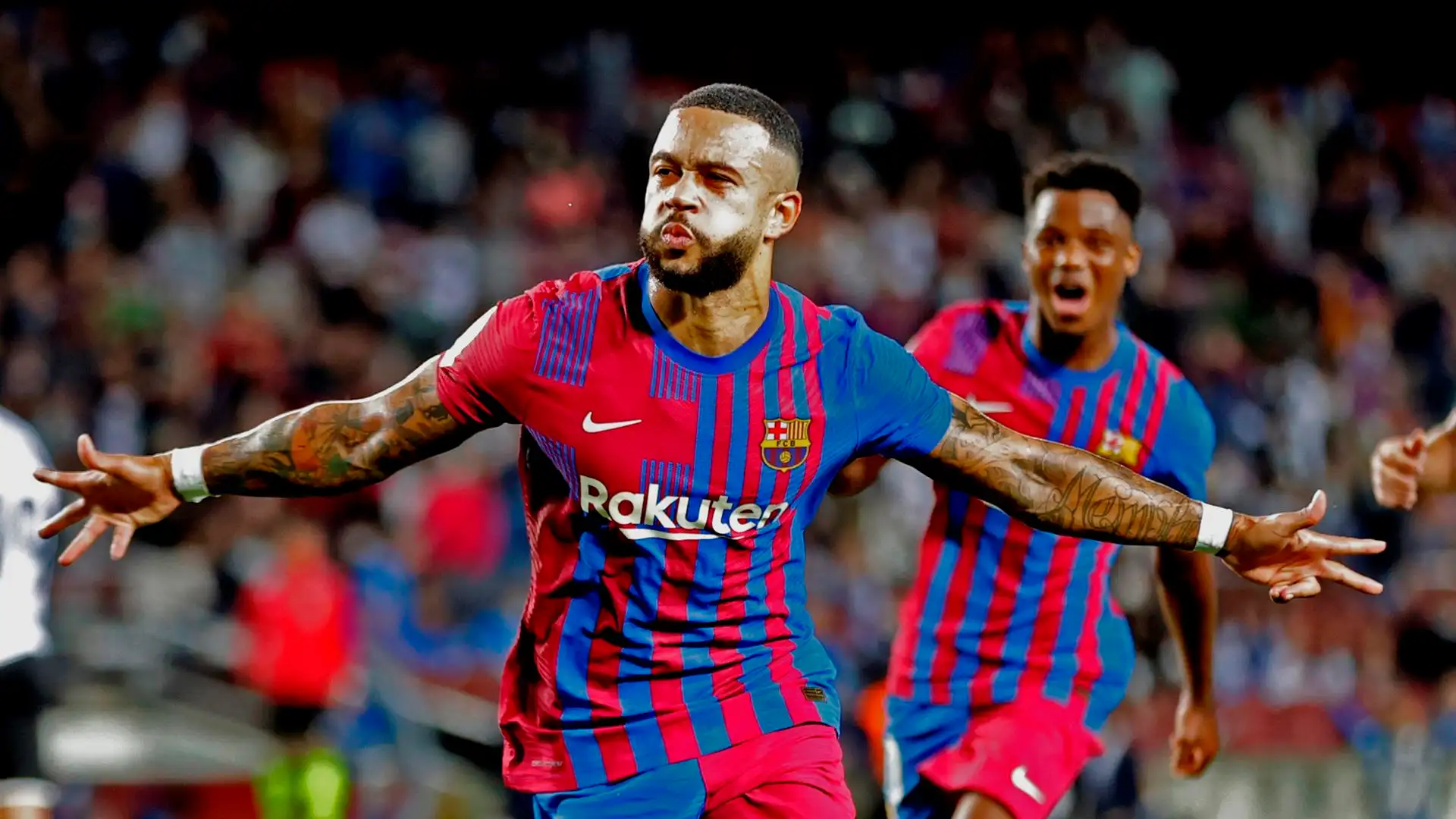 Memphis celebra su gol de penalti al Valencia