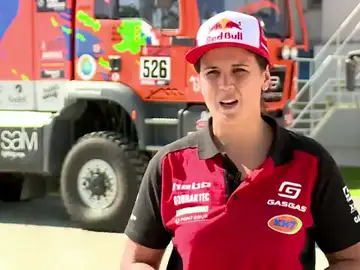 Laia Sanz competirá en coches en el Dakar: "Carlos Sainz me está ayudando mucho" Laia Sanz competirá en coches en el Dakar: "Carlos Sainz me está ayudando mucho"