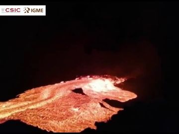 El momento en que se rompe la pared de un canal de lava del volcán de La Palma y la colada se desborda