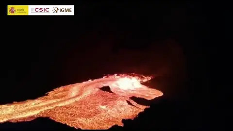 El momento en que se rompe la pared de un canal de lava del volcán de La Palma y la colada se desborda El momento en que se rompe la pared de un canal de lava del volcán de La Palma y la colada se desborda