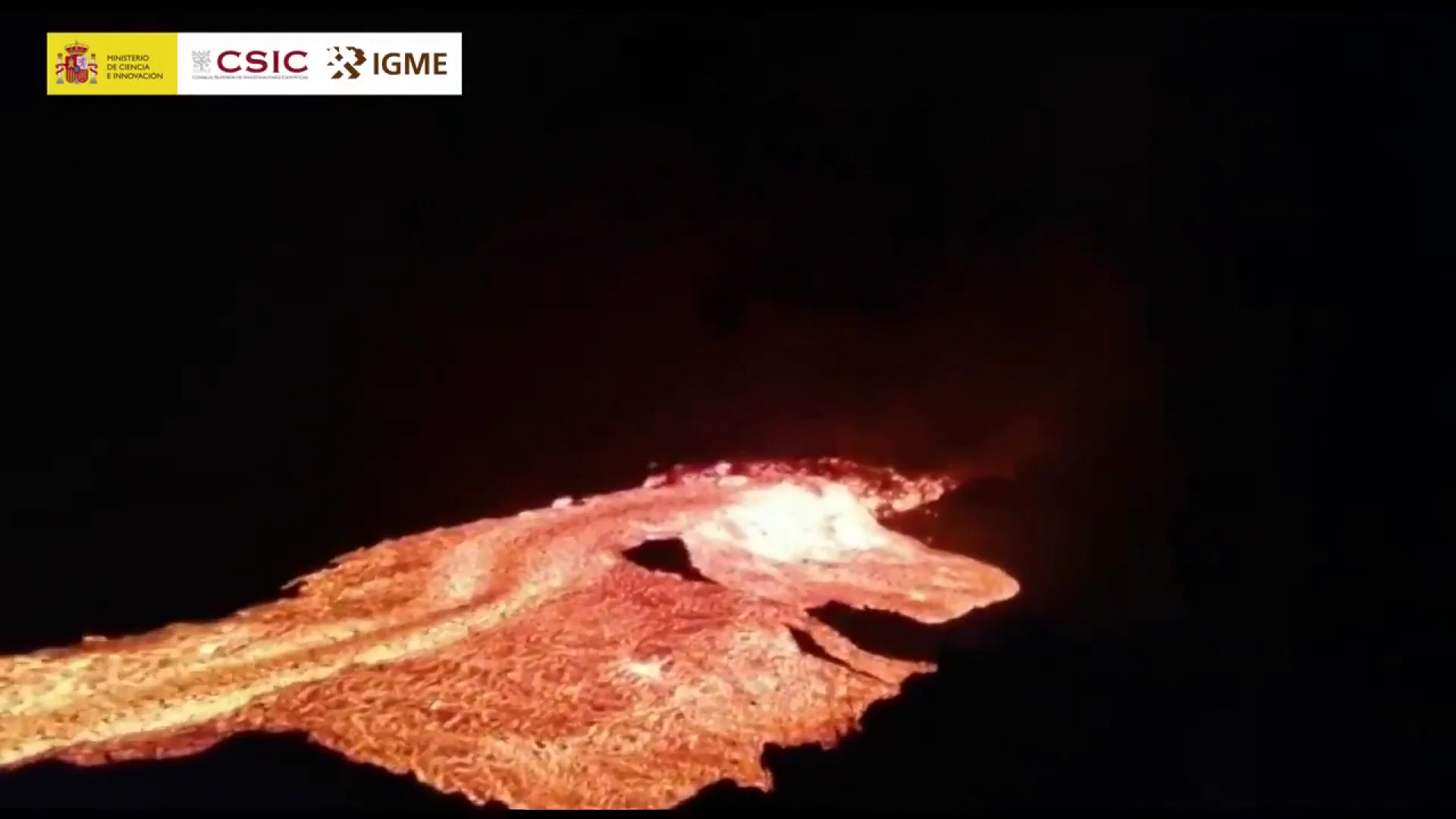 El momento en que se rompe la pared de un canal de lava del volc&aacute;n de La Palma y la colada se desborda