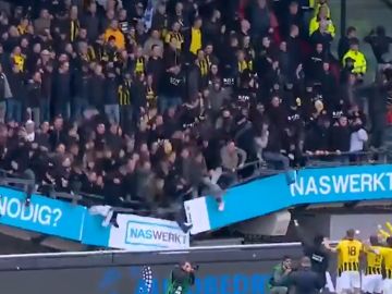 Se hunde la grada de un estadio en Países Bajos durante una celebración