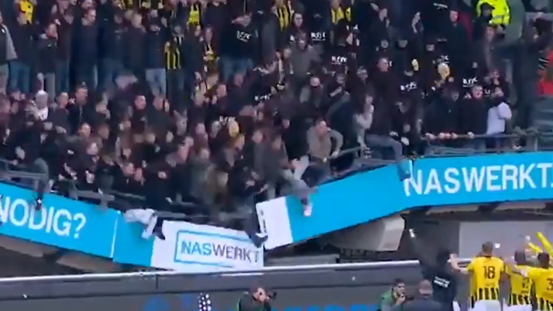 Se hunde la grada de un estadio en Países Bajos durante una celebración
