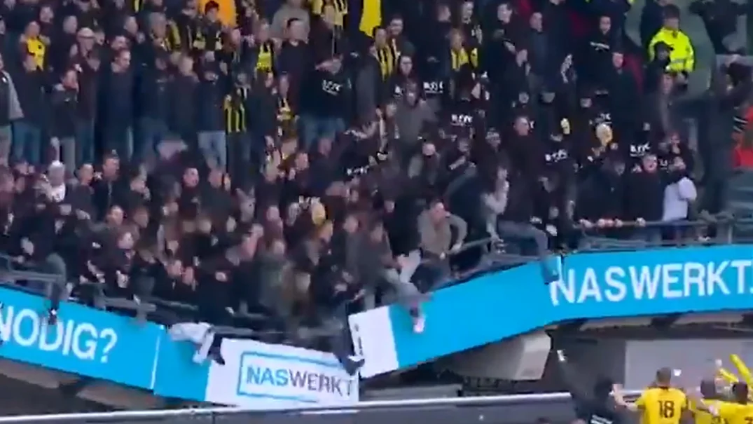 Se hunde la grada de un estadio en Países Bajos durante una celebración Se hunde la grada de un estadio en Países Bajos durante una celebración