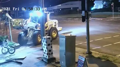 Una excavadora roba 2 motos Una excavadora roba 2 motos