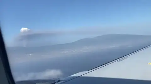 La Palma vuelve a abrir su tráfico aéreo pese a la nube de ceniza La Palma vuelve a abrir su tráfico aéreo pese a la nube de ceniza