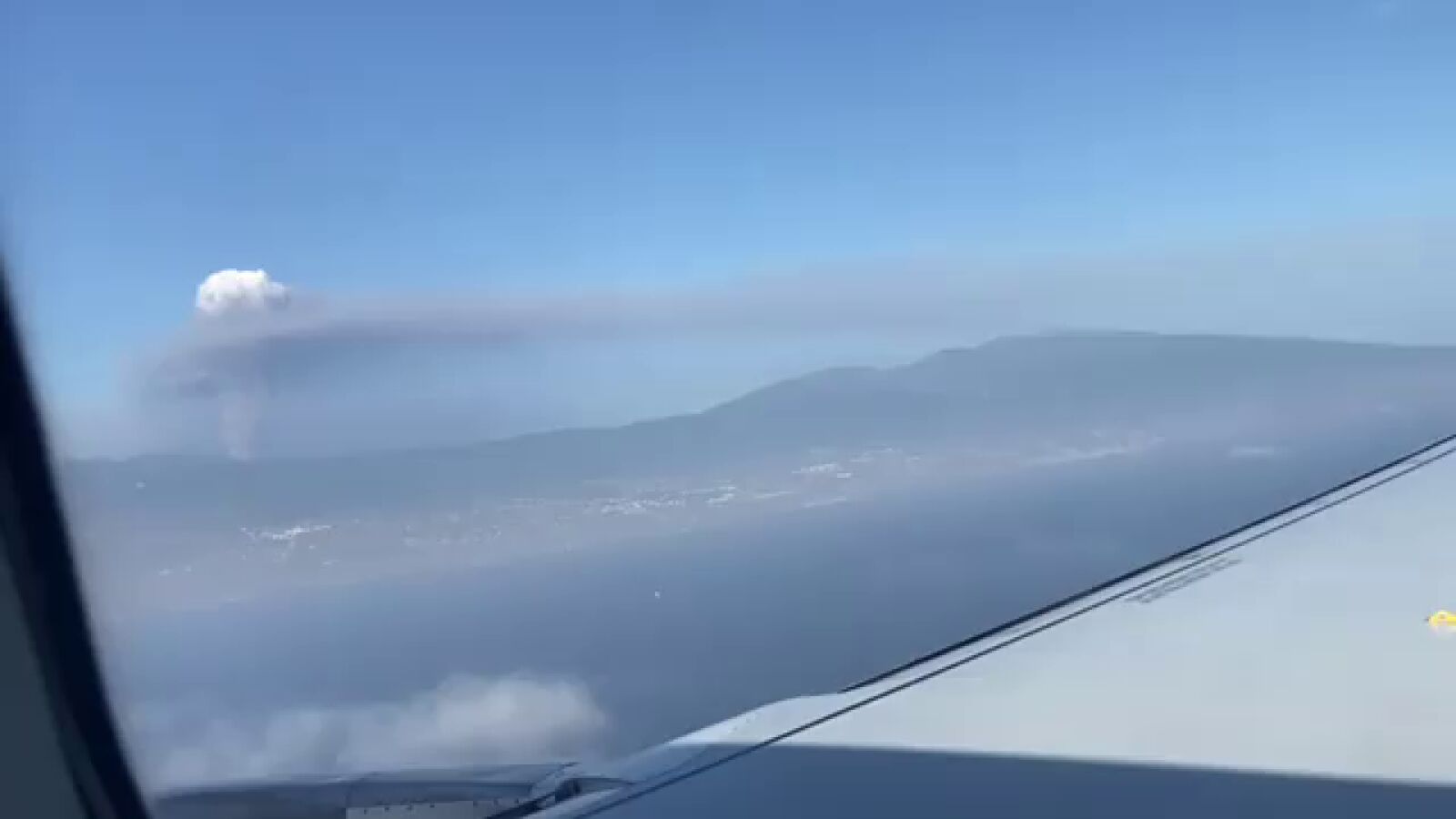 La Palma vuelve a abrir su aeropuerto pese a la nube de ceniza provocada por el volcán 