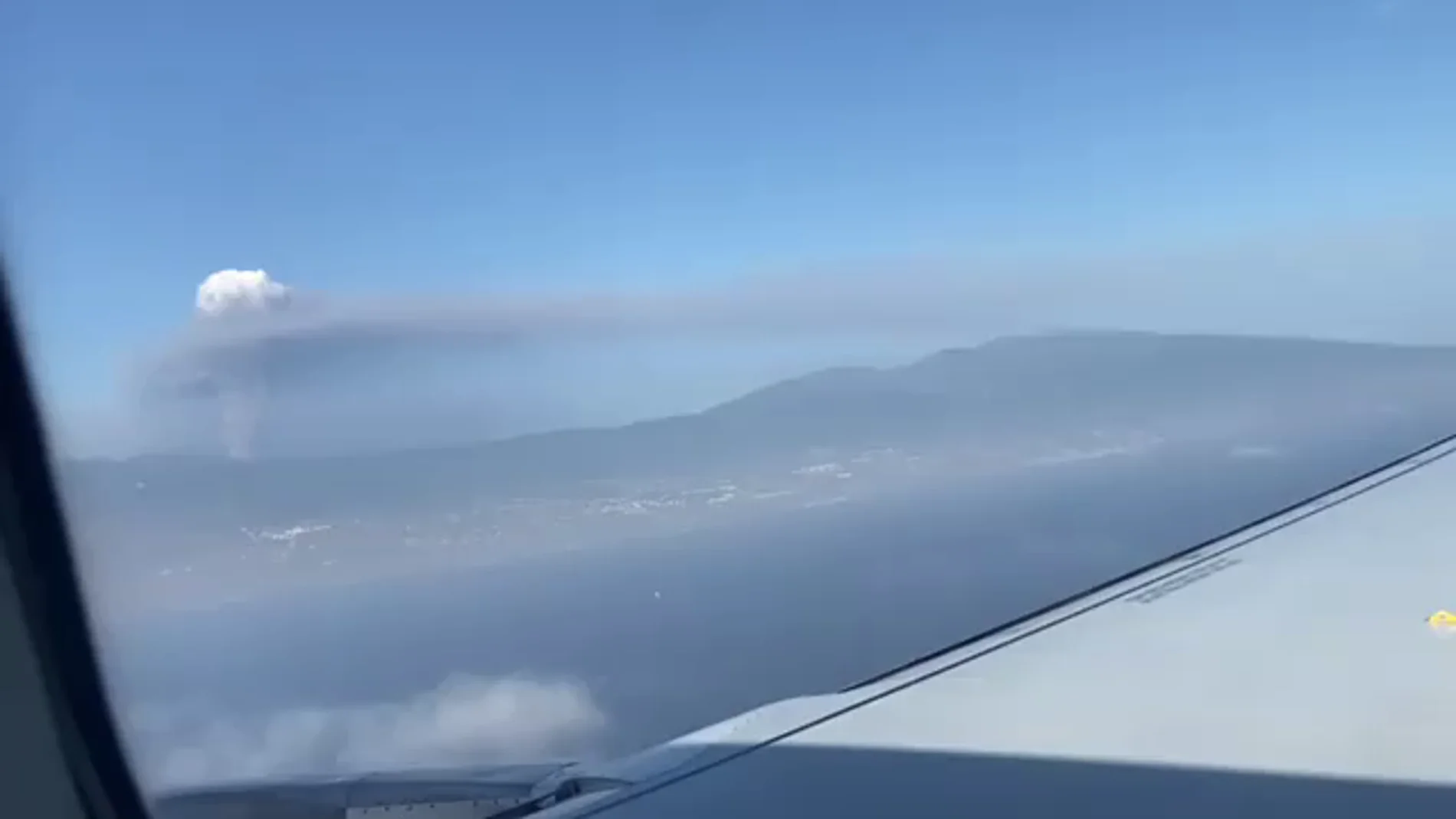 La Palma vuelve a abrir su tráfico aéreo pese a la nube de ceniza