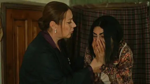 Gülten recibe la ayuda de Hünkar tras la tragedia Gülten recibe la ayuda de Hünkar tras la tragedia