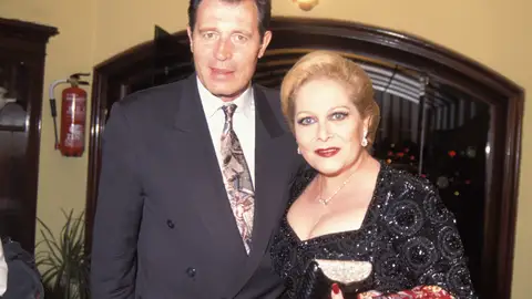 Concha Márquez Piquer y Ramiro Oliveros Concha Márquez Piquer y Ramiro Oliveros