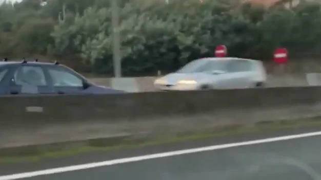 Un conductor alerta a un kamikaze que circula en dirección contraria por una autovía en Vigo: "¡Sal de ahí!" Un conductor alerta a un kamikaze que circula en dirección contraria por una autovía en Vigo: "¡Sal de ahí!"