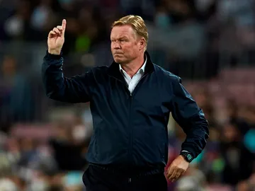 Ronald Koeman da indicaciones durante un partido del Barcelona Ronald Koeman da indicaciones durante un partido del Barcelona