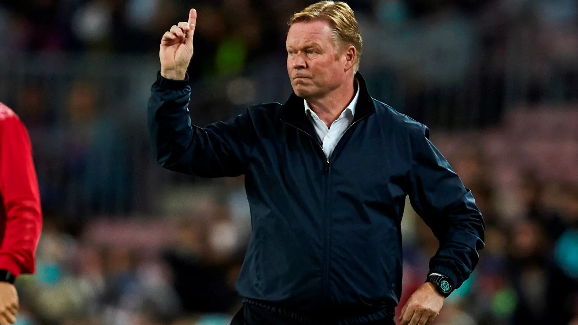 Ronald Koeman da indicaciones durante un partido del Barcelona Ronald Koeman da indicaciones durante un partido del Barcelona