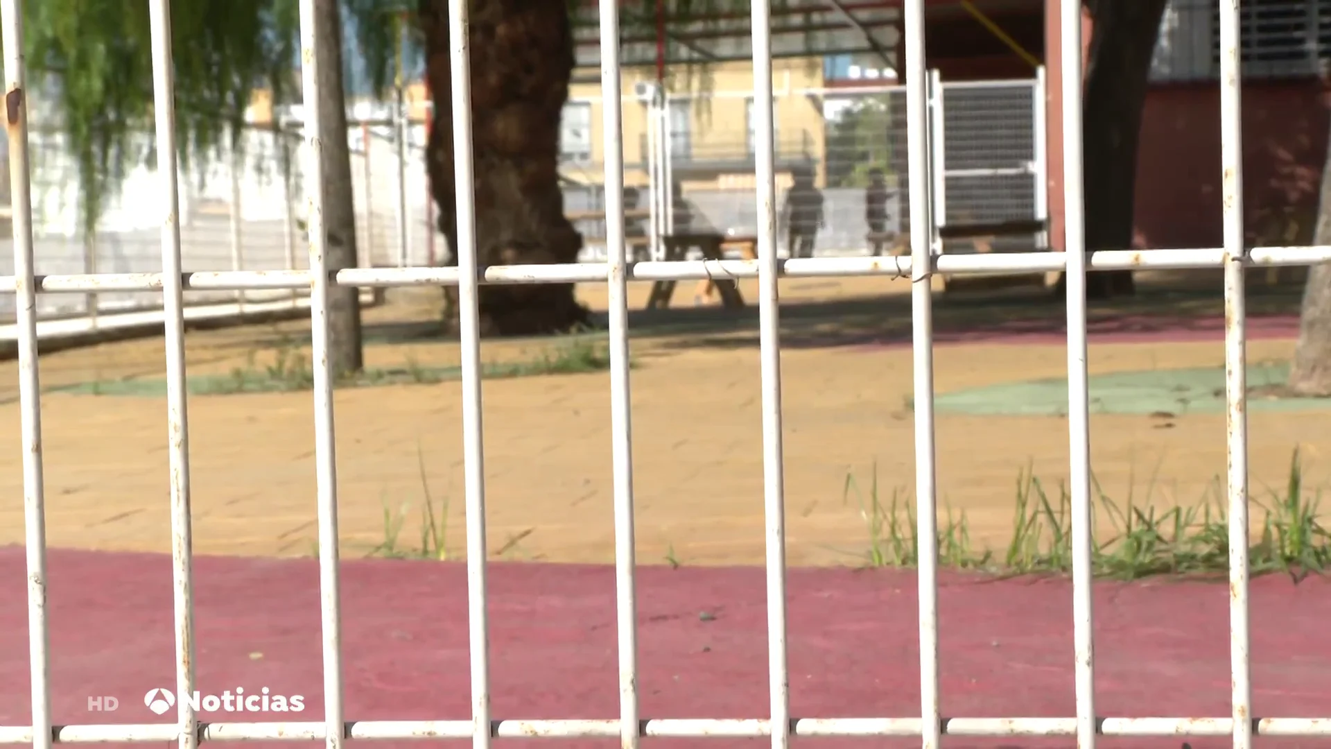 Indignación en Coria del Río después de que una madre agreda a dos profesoras del colegio de su hija Indignación en Coria del Río después de que una madre agreda a dos profesoras del colegio de su hija