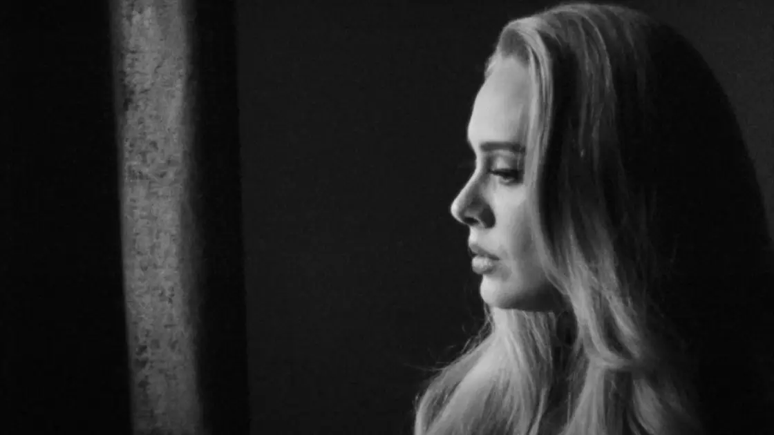 Adele podr&iacute;a enfrentarse a una multa por el videoclip de su nuevo sencillo 'Easy on me'