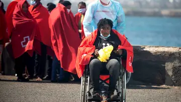 Salvamento Marítimo ha trasladado este lunes al puerto de Arrecife, en Lanzarote, a 54 inmigrantes de origen subsaharianos rescatados de una lancha neumática a unos 65 kilómetros al sureste de la isla. Se trata de 40 hombres, once mujeres y tres niños Salvamento Marítimo ha trasladado este lunes al puerto de Arrecife, en Lanzarote, a 54 inmigrantes de origen subsaharianos rescatados de una lancha neumática a unos 65 kilómetros al sureste de la isla. Se trata de 40 hombres, once mujeres y tres niños