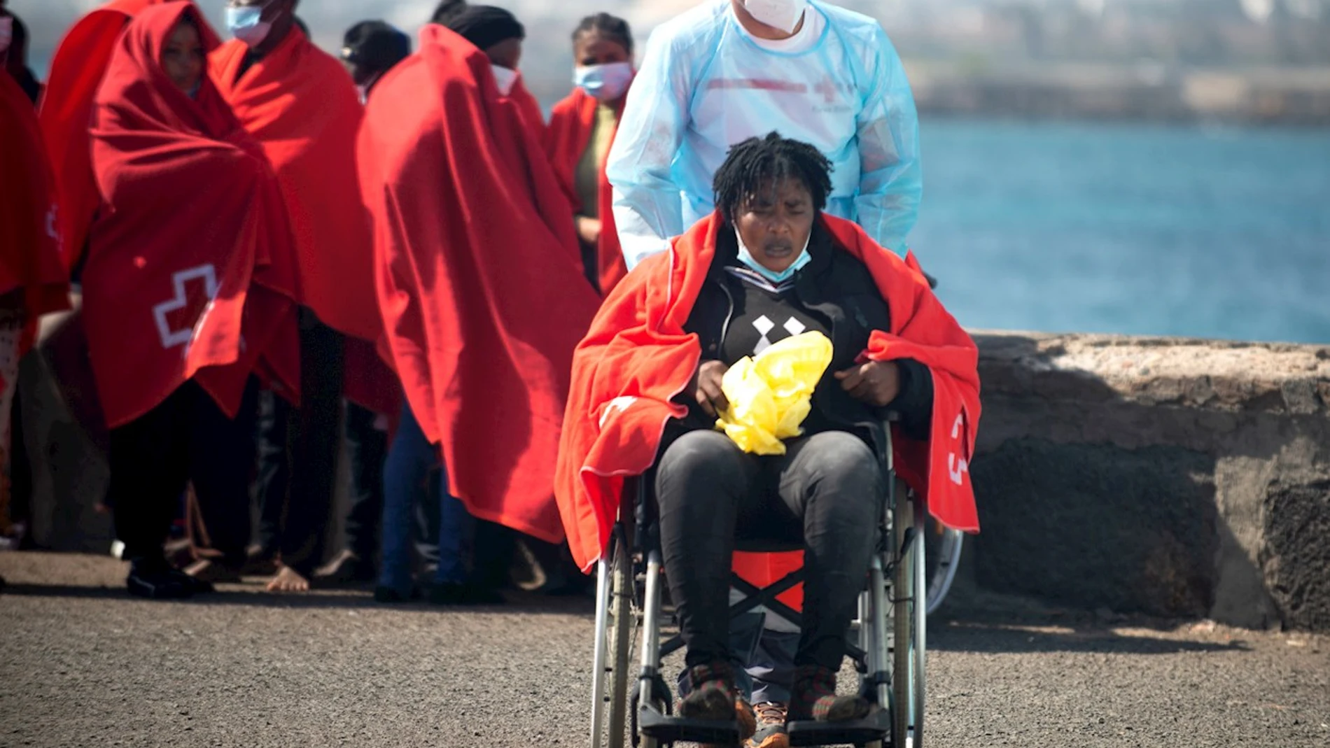  Salvamento Marítimo ha trasladado este lunes al puerto de Arrecife, en Lanzarote, a 54 inmigrantes de origen subsaharianos rescatados de una lancha neumática a unos 65 kilómetros al sureste de la isla. Se trata de 40 hombres, once mujeres y tres niños