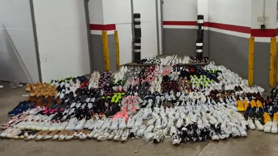 Un motorista ebrio y un conductor con carnet falso y 408 pares de zapatos en el coche causan un accidente en Cambrils Un motorista ebrio y un conductor con carnet falso y 408 pares de zapatos en el coche causan un accidente en Cambrils