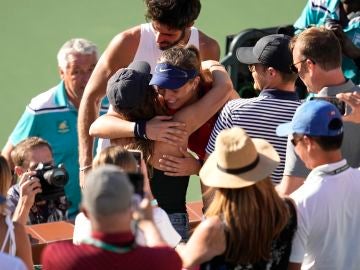 Paula Badosa se abraza con su equipo tras conquistar Indian Wells