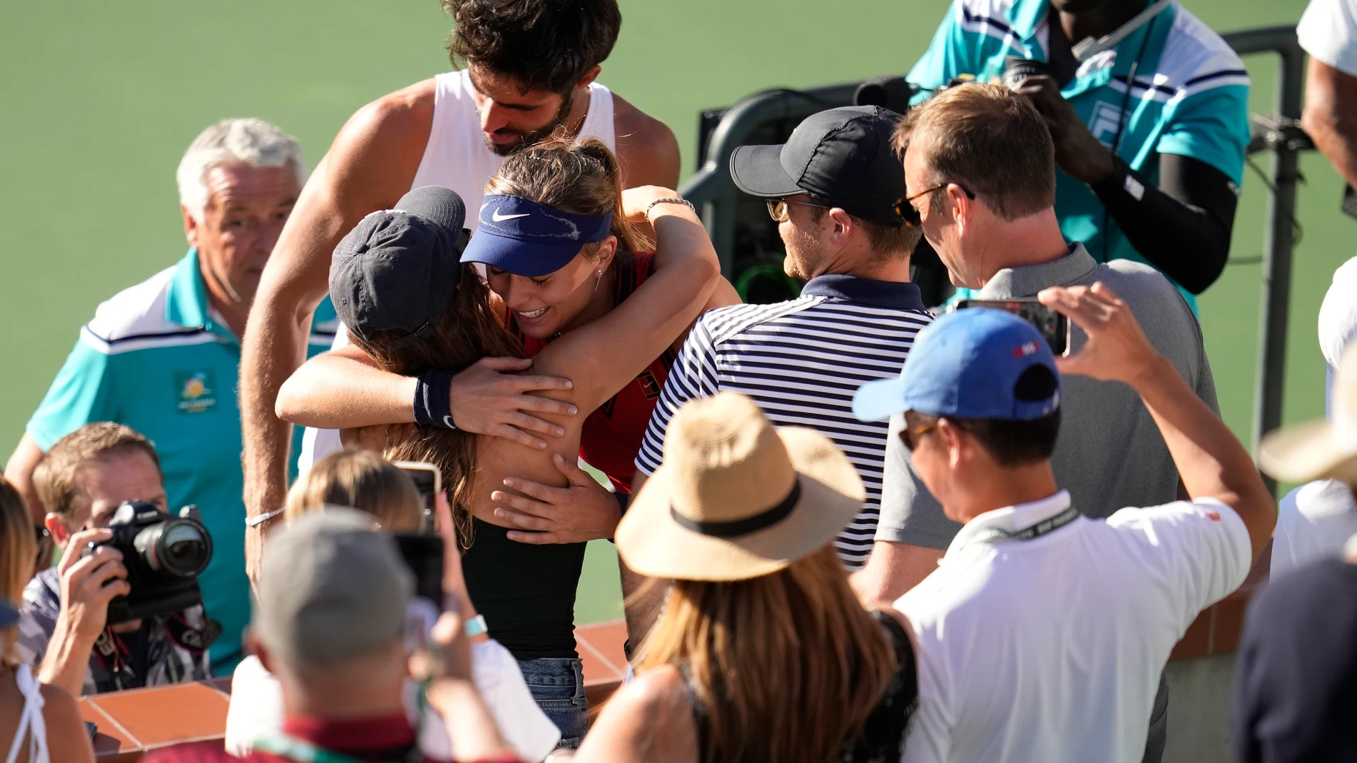 Paula Badosa se abraza con su equipo tras conquistar Indian Wells