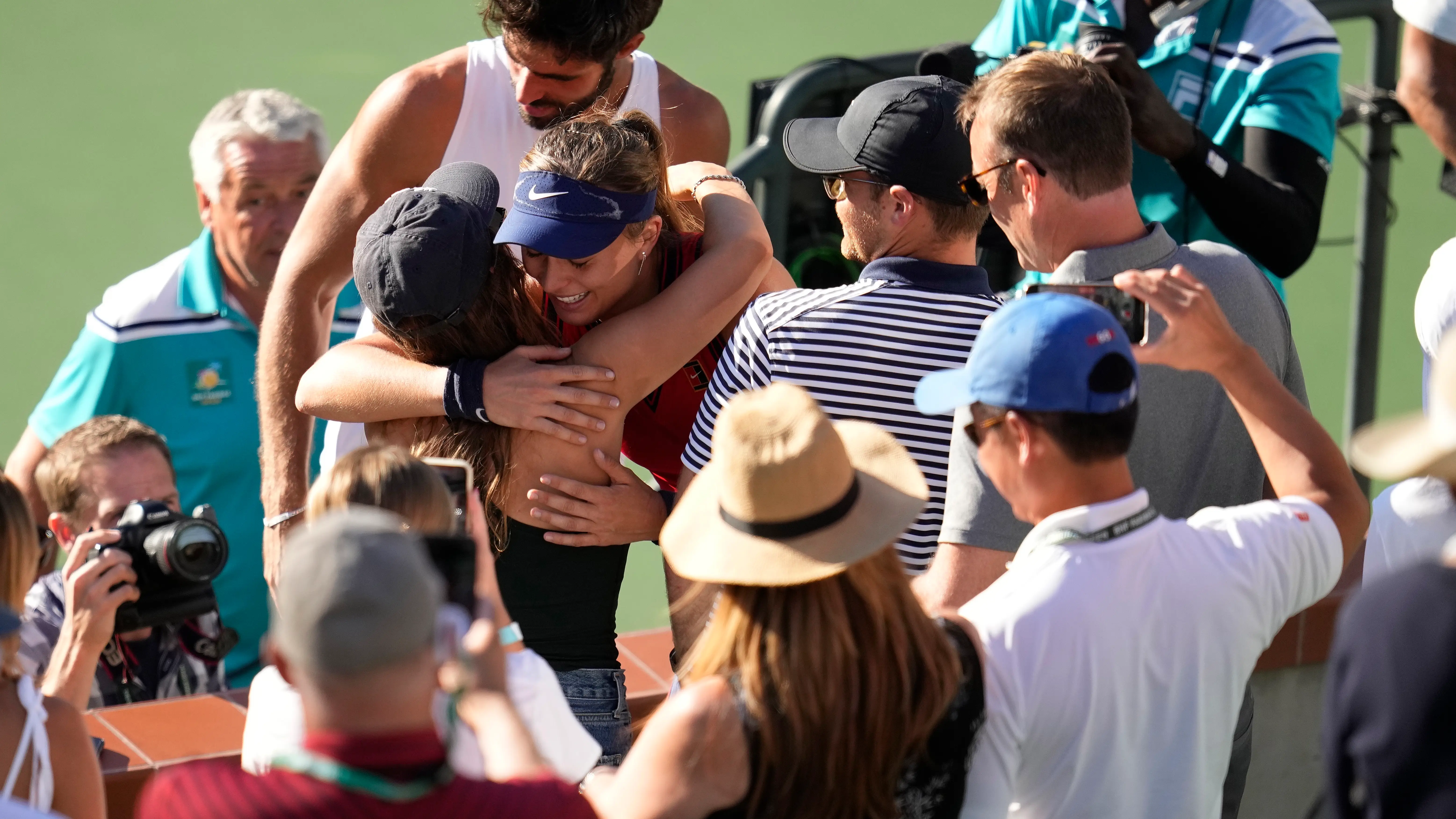 Paula Badosa se abraza con su equipo tras conquistar Indian Wells