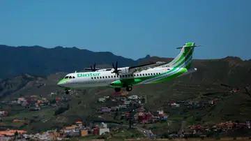Binter cancela sus vuelos con la isla de La Palma por presencia de ceniza volcánica en el aeropuerto Binter cancela sus vuelos con la isla de La Palma por presencia de ceniza volcánica en el aeropuerto