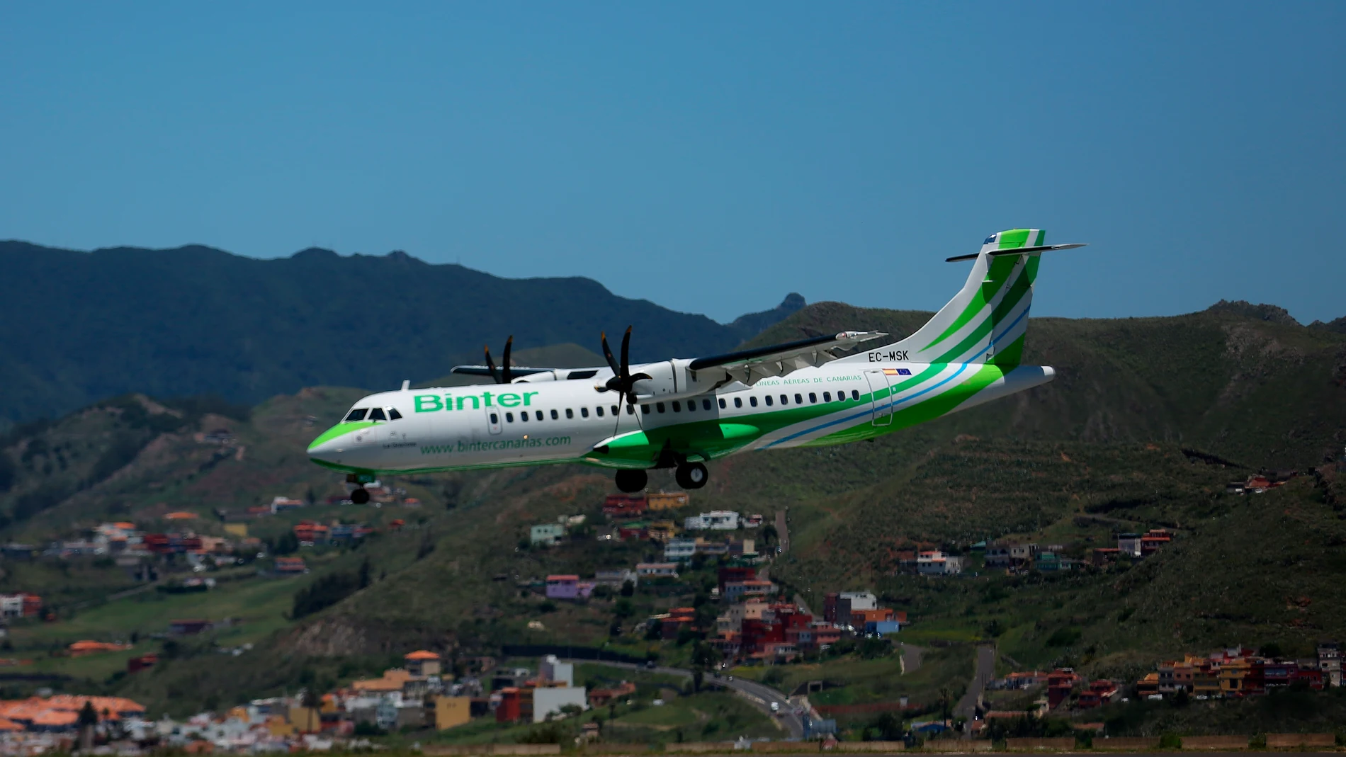 Binter cancela sus vuelos con la isla de La Palma por presencia de ceniza volcánica en el aeropuerto