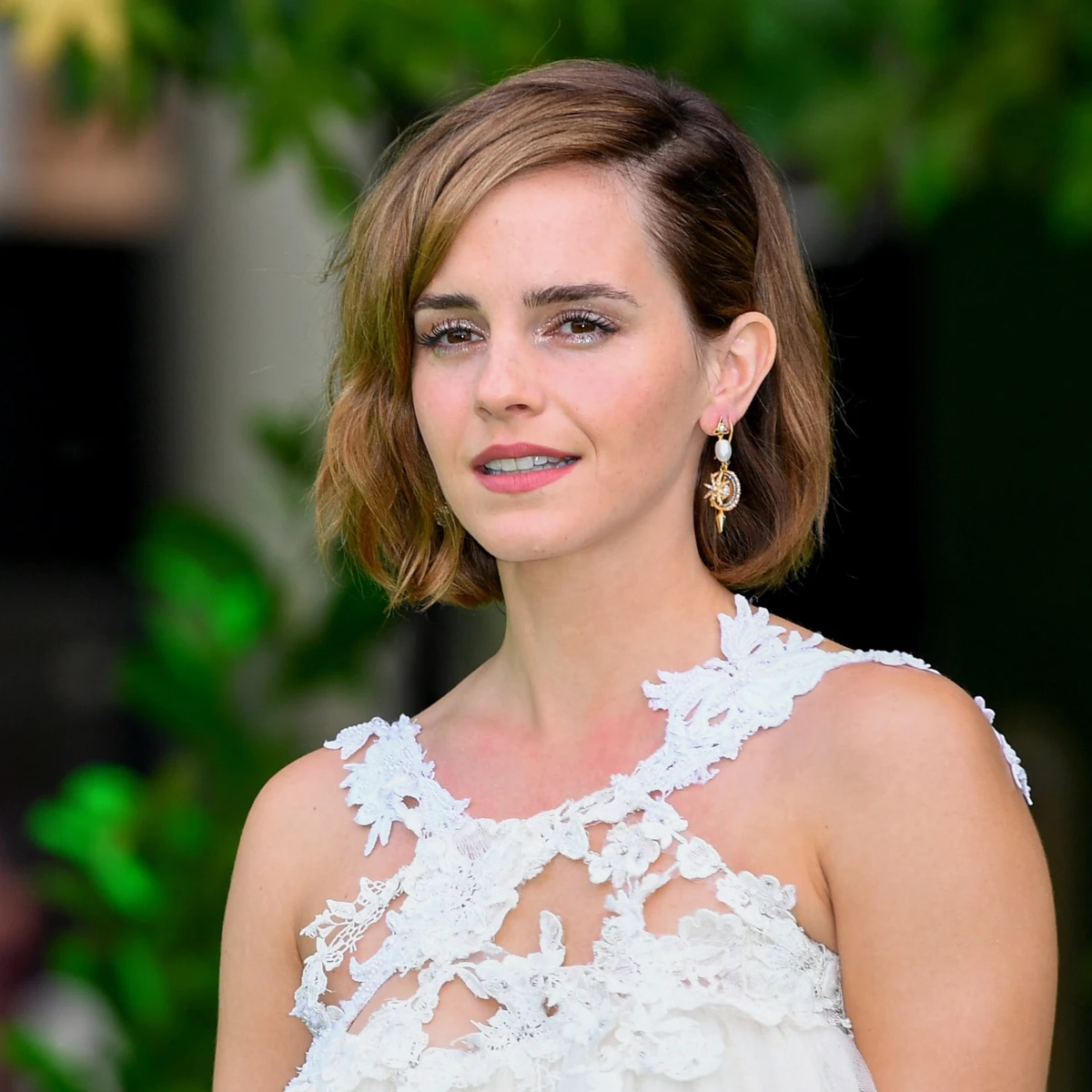 Emma Watson reaparece 2 años después y las redes arden con su indescriptible look: "Va disfrazada de dos personas"