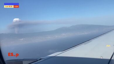 El volcán de La Palma visto desde el primer avión que aterriza tras la reapertura del tráfico aéreo