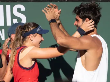 Paula Badosa celebra con Juan Betancourt su gran hito Paula Badosa celebra con Juan Betancourt su gran hito