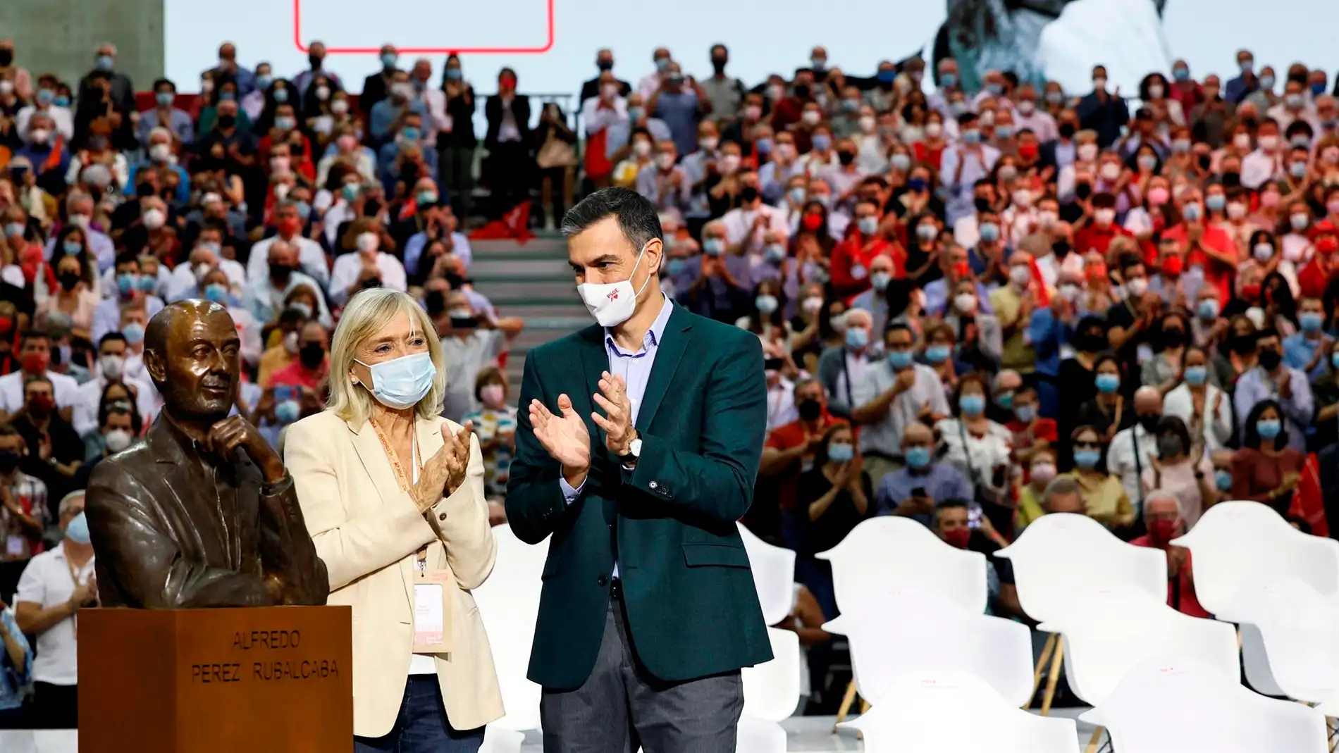 Pedro Sanchez junto a Pilar Goya, mujer de Alfredo Perez Rubalcaba, junto al busto del político socialista