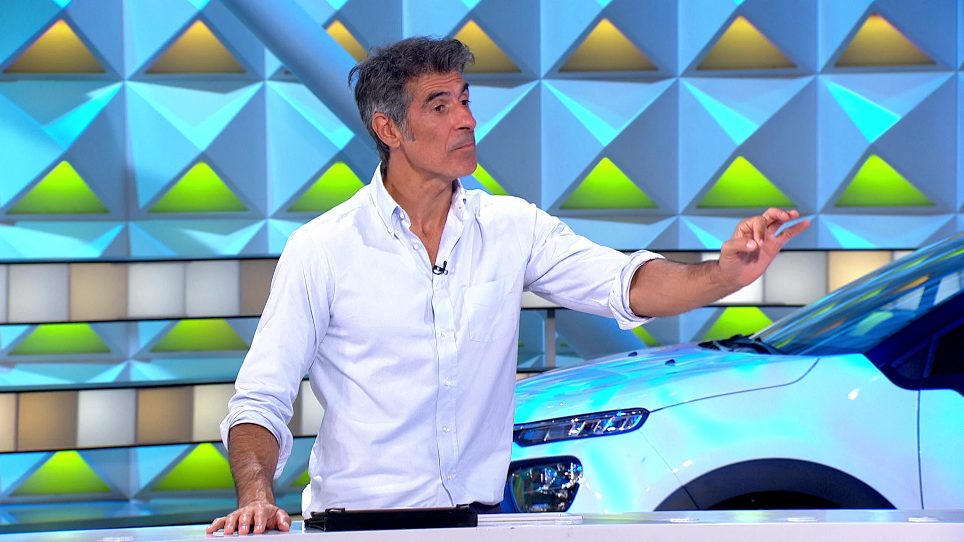 &iexcl;Menudo percal! Jorge Fern&aacute;ndez aconseja a esta concursante que se esconda tras el atril