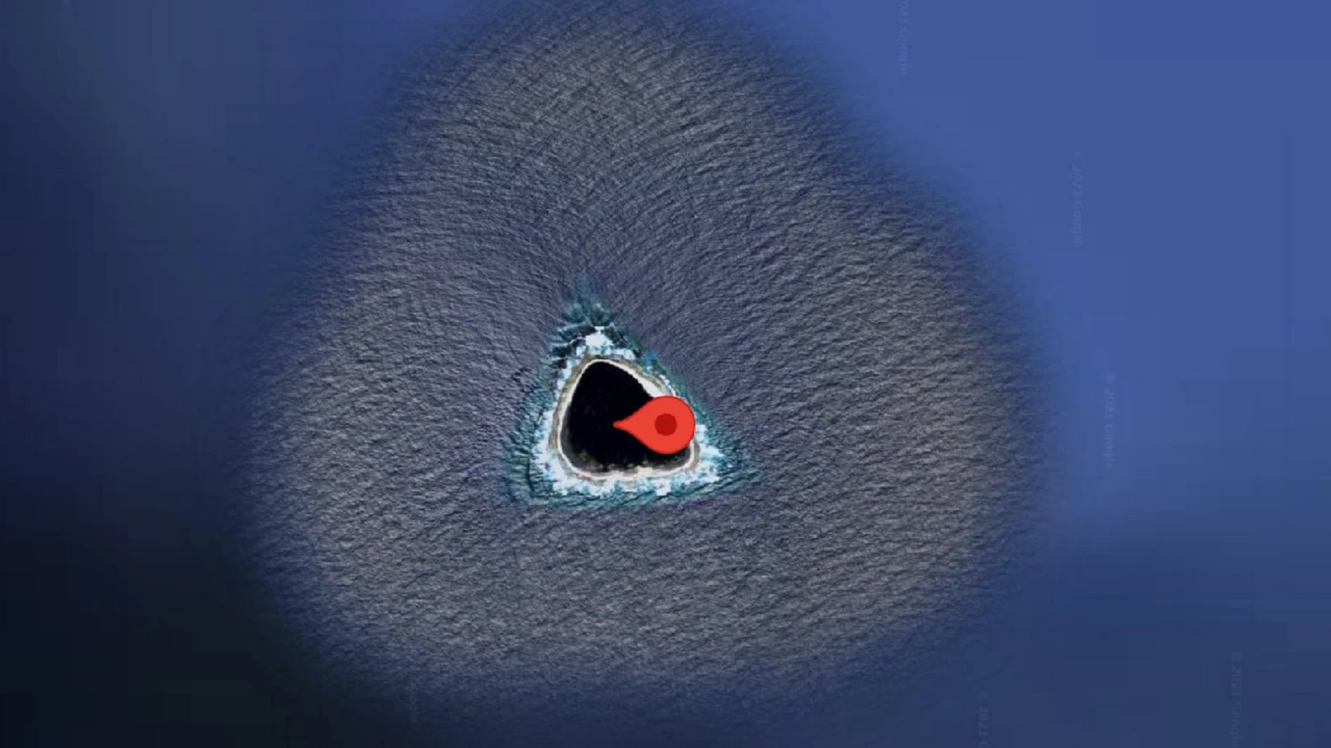 Aparece un misterioso agujero negro en el océano en Google Maps