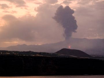 Avanza la colada de lava del volcán de La Palma