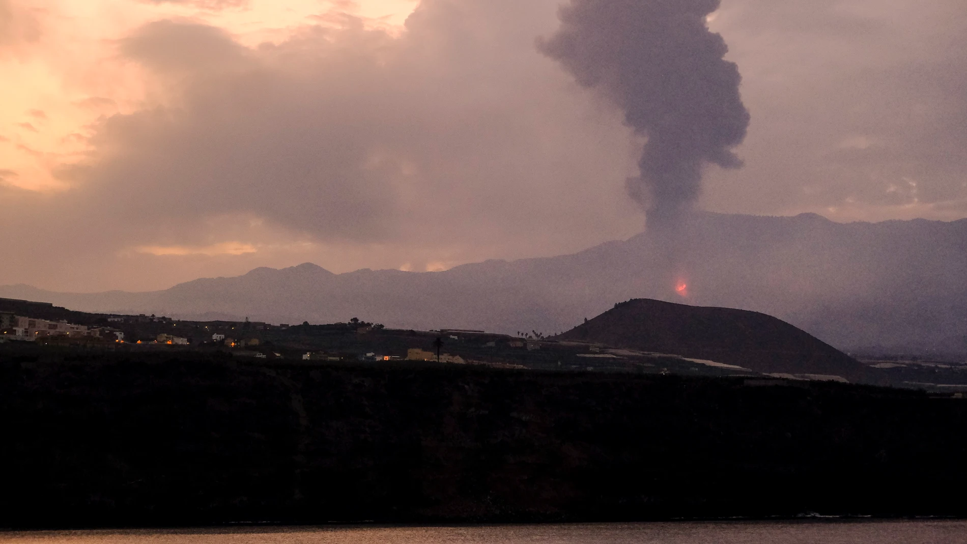 Avanza la colada de lava del volcán de La Palma