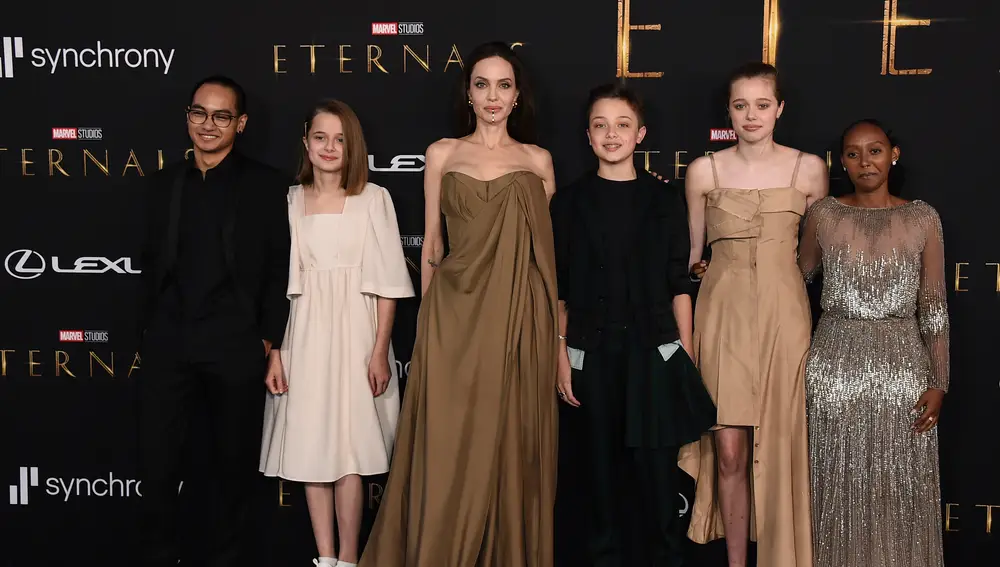 Angelina Jolie junto a sus hijos 