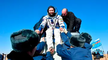 La actriz Yulia Peresild tras el aterrizaje de la nave Soyuz MS-18