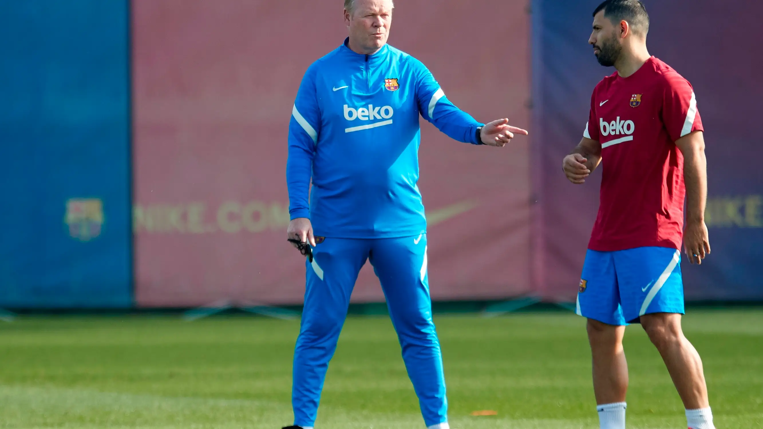 Ronald Koeman da indicaciones a Sergio 'Kun' Ag&uuml;ero durante un entrenamiento