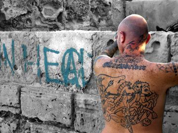 Piden 16 años de cárcel para el Skinhead que intentó asesinar a dos jóvenes al grito de "rojos de mierda"