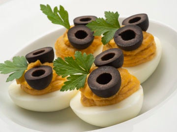 Receta "sencilla, completa y socorrida" de Karlos Arguiñano: huevos rellenos de atún con olivas negras