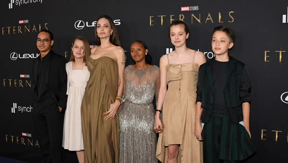 Angelina Jolie y sus hijos en la premiere de 'Eternals'