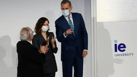 El Rey inaugura la IE Tower El Rey inaugura la IE Tower