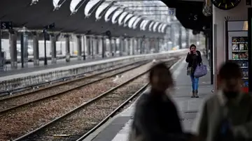 Violan a una mujer en un tren de cercanías de Filadelfia ante la pasividad de los viajeros Violan a una mujer en un tren de cercanías de Filadelfia ante la pasividad de los viajeros