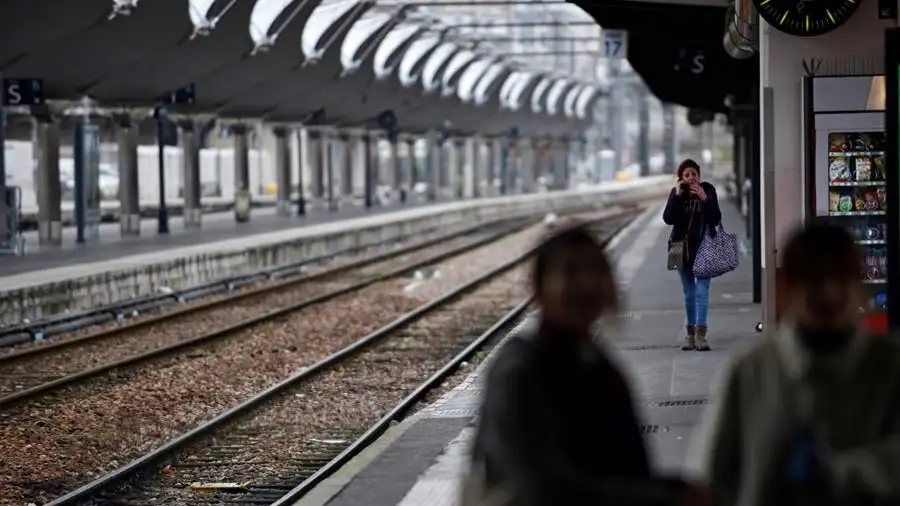 Violan a una mujer en un tren de cercanías de Filadelfia ante la pasividad de los viajeros Violan a una mujer en un tren de cercanías de Filadelfia ante la pasividad de los viajeros