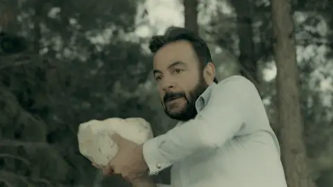 Fekeli y Hünkar se deshacen de las pruebas que acusan a Yilmaz de la muerte de Ecrüment Fekeli y Hünkar se deshacen de las pruebas que acusan a Yilmaz de la muerte de Ecrüment